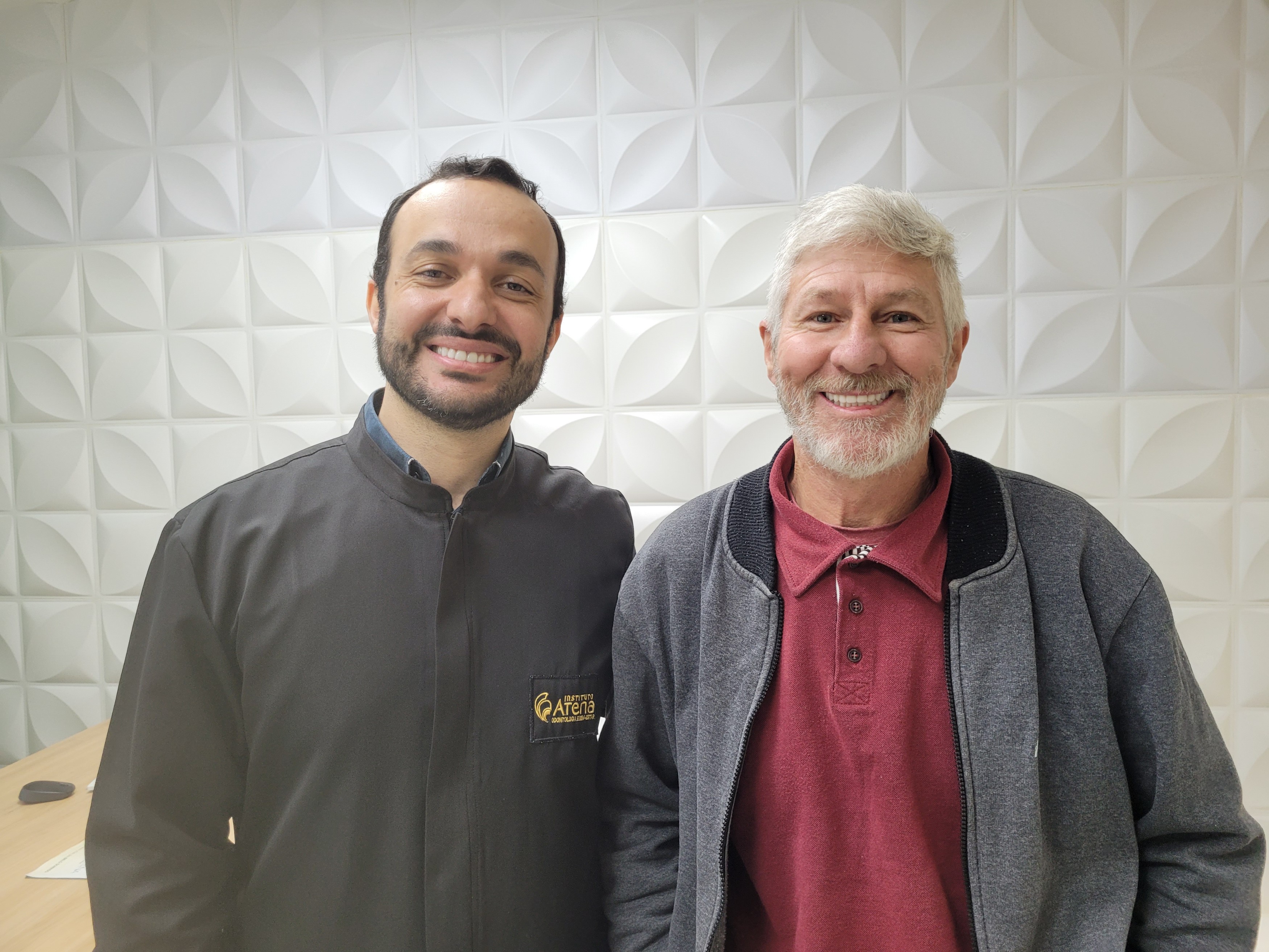 Dr. Diego Santos durante atendimento